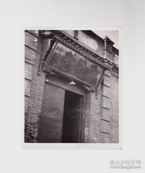 天津市历史博物馆拍摄的西门外吕祖堂大门照片 背面有说明