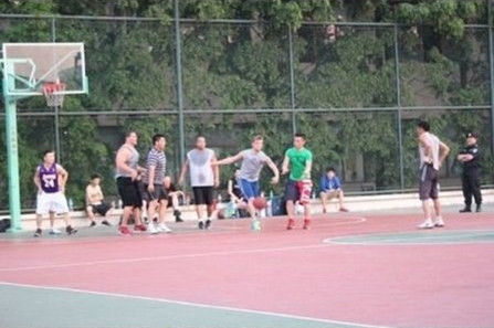 后街男孩南京校园打篮球 装扮朴素无人识 