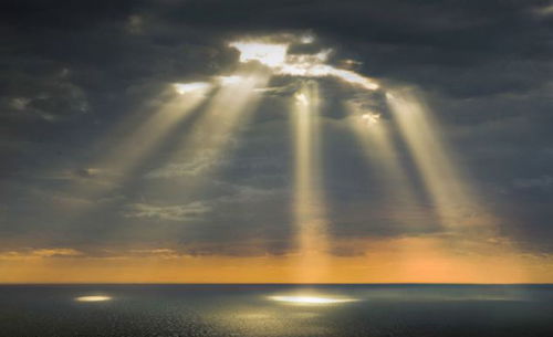 英摄影师捕捉金光穿透黑云 如外星人登陆地球 