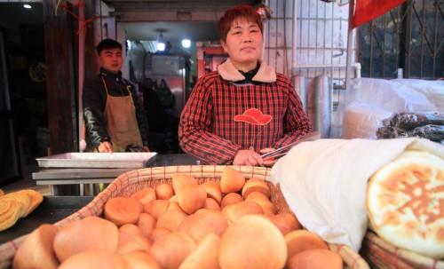 河南大姐集市卖创意烤馒头生意火爆,金黄酥脆面香十足