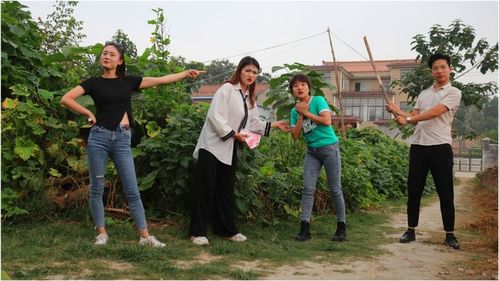 女孩逃婚被恶霸追赶,好心大姐救助了她,没想到女孩这样报答大姐 