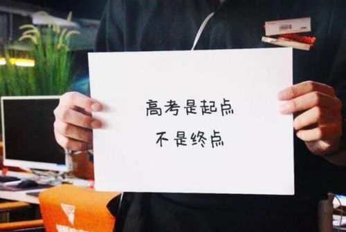 男生面对不理想的高考成绩,拉二胡排解情绪,妈妈的行为令人动容