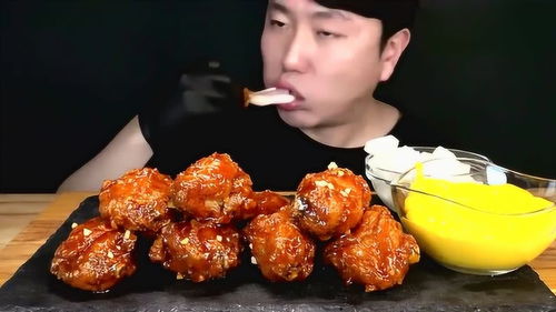 韩国吃货小哥,吃调味炸鸡,搭配芝士酱,香脆美味,吃的香喷喷的 