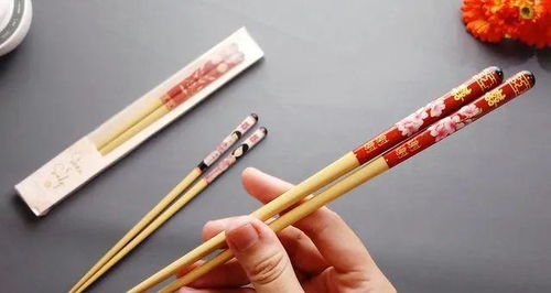 公筷 可不要说成 public chopsticks ,最地道的说法是这个