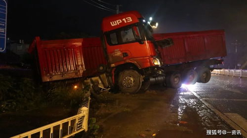 太吓人 雨夜 福建一辆大货车,冲向路边民房