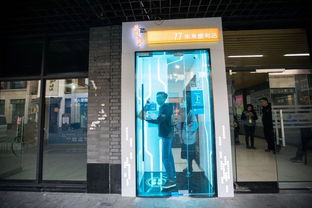 92年美女爆改废弃ATM机,还说明年要开1000家无人便利店 
