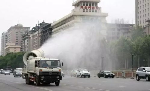 洒水车为什么要半夜洒水(为什么洒水车下雨也要洒水)