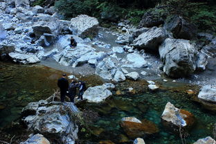 行走在深山峡谷