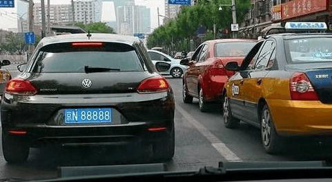 中国车牌号被禁用的两个字母,容易跟数字混淆,选号牌时别搞错了 