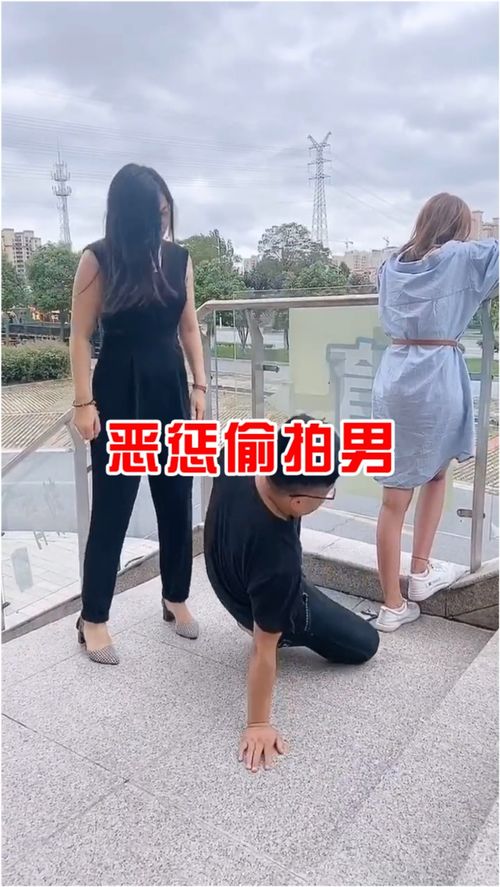 猥琐男大街上偷拍美女,路人的做法让人拍手叫好 