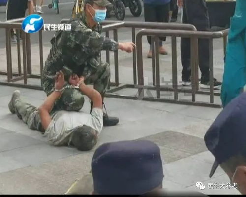郑州二七广场一男子持斧砍人 已被武警制服 