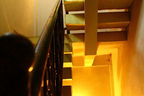 各层楼梯照明灯怎么安装 