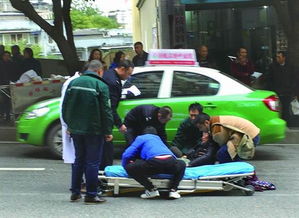 行人被出租车撞倒 市民民警齐力救助