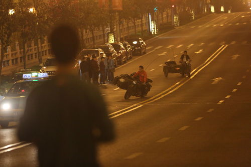 西安深夜现飙车党 马路惊险秀特技 