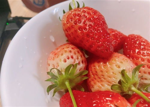 吃草莓发朋友圈的说说 草莓的朋友圈怎么配文字