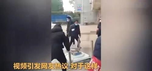 上交麻将奖励口罩 一家三口自家打麻将被砸,那一家人一起吃饭呢