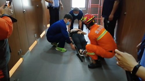 老人晕倒卫生间,石景山消防救援支队紧急救助