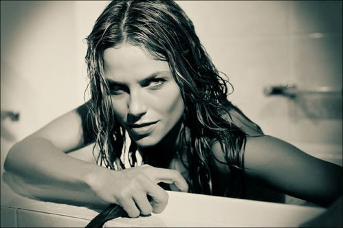 摄影师拍浴缸中的美女画面唯美如剧照 