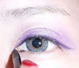 粉紫色大眼妆的详细画法 气质眼妆靠色彩搭配 