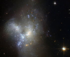 哈勃望远镜捕捉星系合并 明亮蓝色新星系诞生 