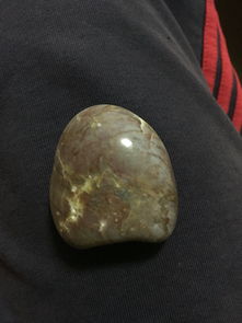 请问下这是什么石头可以雕刻佩戴吗 