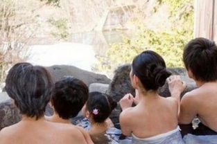 在日本,女儿出嫁前要帮父亲洗一次澡,作为丈夫只能在旁边看