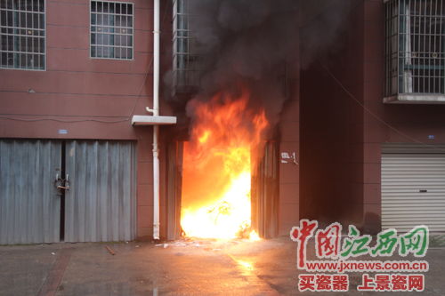 江西丰城一小区车库起火 疑因电动车充电过久致电线短路引发