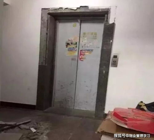 直接爆炸 还用东西挡住电梯门吗 转给业主们看