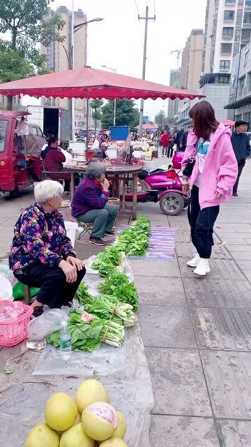 平时买菜总是缺斤少两被坑怕了 必须把水甩出去 可是好像哪里不对 