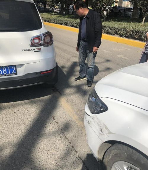 把车停路边,被撞先报保险还是先找交警 顺序错了,一毛赔偿没有