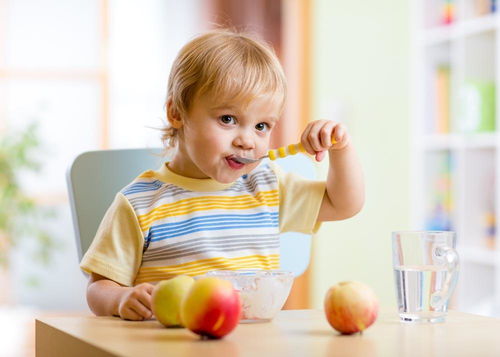 孩子换牙期,家长多给孩子吃这几种食物,有效避免孩子恒牙长歪