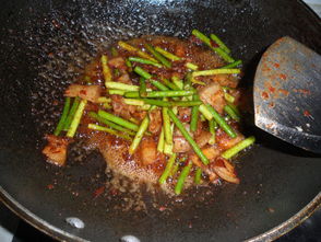 蒜苗回锅肉的家常做法 蒜苗回锅肉怎么做好吃 