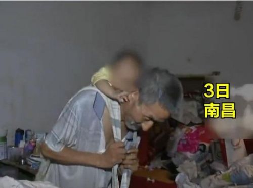 七旬老人捡垃圾捡到女人,次年生下孩子,老人 我不能丢下她们