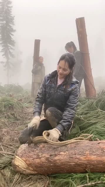 在大山的女孩真不容易,这么重的木头扛回家,换我都不一定能扛得动 