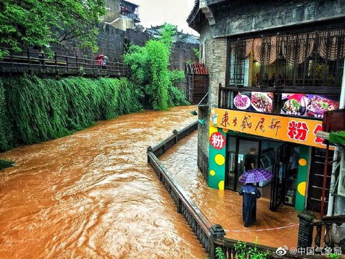 实拍湖南凤凰暴雨 街道变河流 