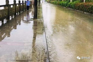 暴雨天,发生在阆中滨江路的真实一幕,被记录了下来...