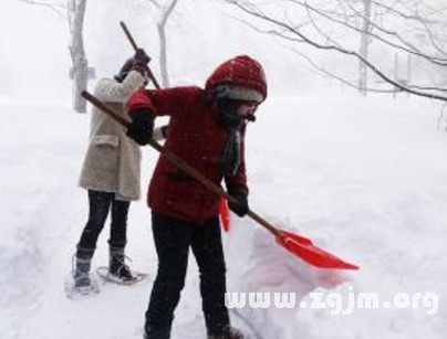 梦见在铲雪