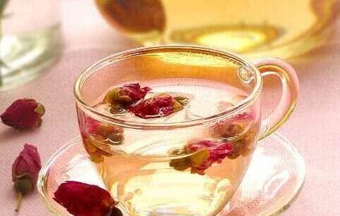 女人每天喝点玫瑰花茶,坚持一段时间,身体会出现这5个惊喜变化