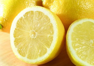 青柠檬和黄柠檬的区别 青柠口味比黄柠更为尖锐浓烈 