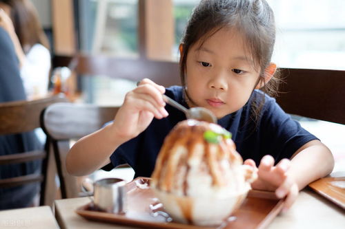 喜欢吃甜食,会助长近视的发生