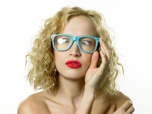 若一个近视700度的人,长期不佩戴眼镜,视力会恢复正常吗 