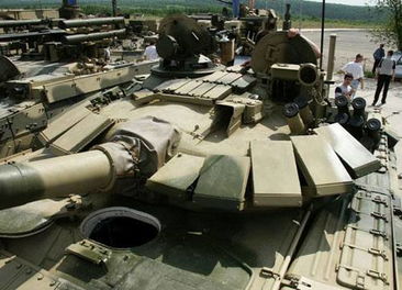 第7装甲师俄系战车T-72主战坦克详解 俄系战车T-72主战坦克(图1)