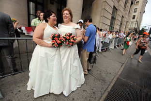 纽约首批同性恋新人登记结婚 