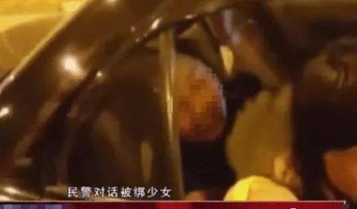 高二女生被人劫持,路过收费站时哭着喊救命, 绑匪 却笑说 我是她爸爸