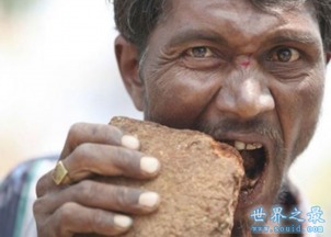 印度奇葩男子每天吃砖头3公斤,已吃20年 