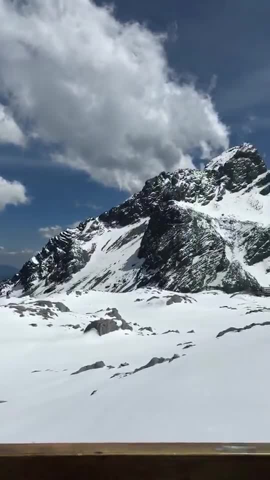 据说爬到玉龙雪山顶峰,喊出自己爱的人的名字,会白头到老 