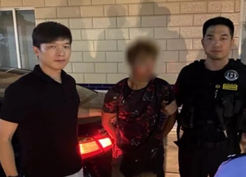 女子穿金戴银深夜独自行走被劫匪抢走一根跳绳,劫匪 抢来捕鱼做烧烤