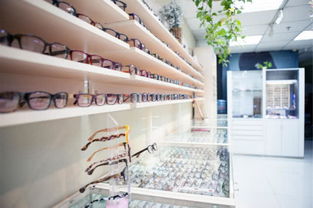 知名眼镜品牌授权经营店内真假混卖 仓库中近一半镜片是假货 