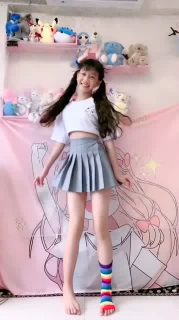 13岁女儿一到晚上就疯,袜子永远只穿一只,谁都不服就服你 