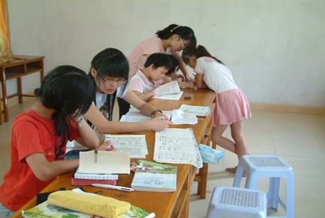 幼儿园和小学中，现在很多老师让家长辅导孩子写作业，这应该吗(老师让家长辅导作业,家长都不会)